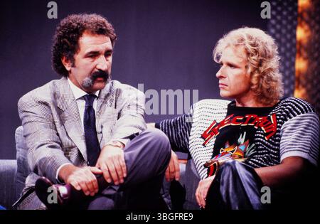 Wetten, dass - ZDF Fernsehshow, Wettshow, in Oldenburg, 1989, Gast und Wettpate ist der rumänische Unternehmer, Ex Tennisspieler und Boris-Becker-Manager Ion Tiriac, daneben Moderator Thomas Gottschalk Stockfoto