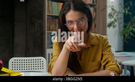 Kaukasisches Mädchen lächelnd Teenagerin Schülerin High School Schüler Lehrer Lernen Schreiben Examen Universität studieren Einladung kommen Sie hierher Geste Stockfoto