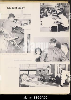 Das „Shamrock“ Jahrbuch der Dublin High School, 1964, erinnert an die lange Geschichte der Schule und ihre Rolle in den Dublin City Schools seit 1892. 1995 wurde sie Dublin Coffman High School, und dieses Jahrbuch spiegelt die akademischen und außerschulischen Meilensteine des Jahres wider. Stockfoto