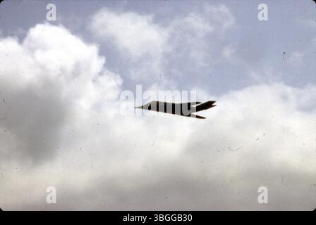 Ein Lockheed F-117 Nighthawk Stealth Kampfflugzeug fliegt am Himmel. Das Flugzeug ist bekannt für seine Tarntechnologie und wurde von der US Air Force eingesetzt. Stockfoto