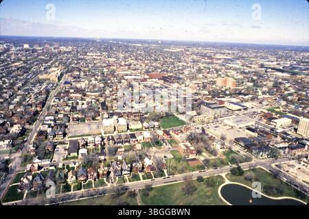 Eine Luftaufnahme von Short North in Columbus, Ohio, aufgenommen im April 1988. Das Bild zeigt den nördlichen Bereich, der am Goodale Park-Teich beginnt, nahe der Kreuzung von Buttles Avenue und Park Street. Stockfoto