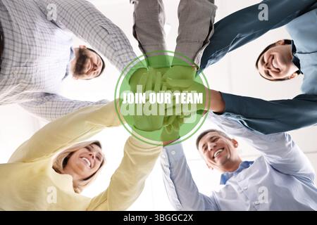 Treten Sie Unserem Team Bei. Gruppe von Personen, die die Hände in Innenräumen zusammenhalten, Ansicht von unten. Mitarbeitersuche, Rekrutierungskonzept Stockfoto