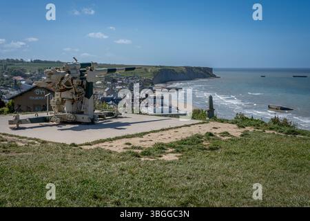 Arromanches-les-Bains, Frankreich - 05 06 2025: Detailansicht einer deutschen 88-mm-Flugabwehrkanone am Stp42, dem Strand, den Mulberry-Hafenabschnitten bei Arrom Stockfoto