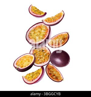 Köstliche reife Passionsfrüchte auf weißem Hintergrund Stockfoto
