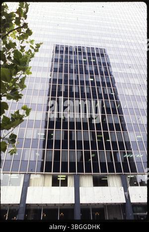 Eine detaillierte Fotografie des Hochhauses der Society Bank an der 88 East Broad Street, die die Reflexion des Gebäudes in den Fenstern der benachbarten 100 East Broad Street zeigt. Das Gebäude wurde 1964 fertiggestellt und wurde 1976 nach der Umbenennung des Bewohners First State Bank als Society Bank bekannt. Stockfoto