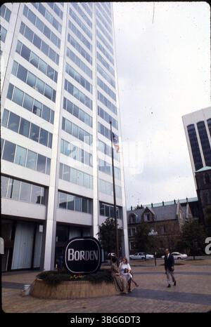 Ein Foto mit dem Borden-Schild vor dem Borden Building, 180 East Broad Street, aus Nordosten aufgenommen. Das 34-stöckige Bauwerk wurde am 9. Mai 1973 feiert und am 15. Juli 1974 fertiggestellt. Stockfoto