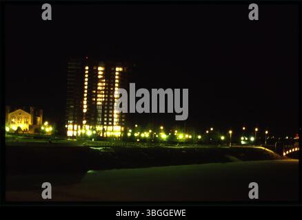 Der Waterford Tower ist eine 21-stöckige Luxuswohnung an der südwestlichen Ecke der West Main Street und des Civic Center Drive in Columbus, Ohio. Das nächtliche Foto zeigt den Turm aus Südsicht. Das Cultural Arts Center an der 139 West Main Street ist links vom Gebäude zu sehen. Der Turm wurde 1988 eröffnet und ist ein herausragender Teil der Skyline der Stadt. Stockfoto