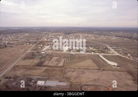 Eine Nordansicht des Entwicklungsgebiets Smoky Ridge Estates vom Februar 1981. Die Smoky Row Road verläuft links unten, wobei der Hamrock Drive abzweigt. Frühe Häuser in der Squirrel Hill-Unterteilung sind auf den Gantry- und Renford-Courts zu sehen. Das Gebiet ist Gegenstand eines Umzonungsvorschlags für ein 71 Hektar großes Gebiet. Stockfoto