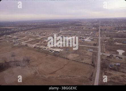 Eine Luftaufnahme der Smoky Ridge Estates im Februar 1981 zeigt das Straßenbild. Die Smoky Row Road verläuft in der rechten Hälfte, wobei der Worthingwoods Boulevard auf der rechten Seite abzweigt. An der Ecke des Worthingwoods Boulevard sind zwei Häuser zu sehen. Weitere Straßen sind Wolverhampton Road, Knighton Court und Edmunds Court. Zwei Wassertürme und der Golfplatz Worthington Hills Country Club sind in der Ferne zu sehen. Stockfoto