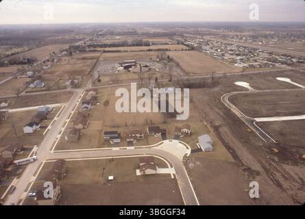 Dieses Luftbild vom 20. Februar 1981 zeigt Abschnitte des Brookside Village und der Brookside Colony Viertel und zeigt die horizontal durch die Mitte verlaufende Smoky Row Road. Die römisch-katholische Kirche St. Peter und das Anwesen Swearengin sind ebenfalls zu sehen, ebenso wie die umliegenden Straßen in der Gegend. Stockfoto