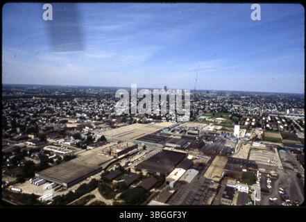 Ein Luftbild aus dem Jahr 1978, das die Federal Glass Factory in der Woodrow Avenue 555 in Columbus zeigt. Das Werk produzierte 79 Jahre lang Geschirr, bevor es am 1. Januar 1979 geschlossen wurde, sodass 1.500 Mitarbeiter keine Arbeitsplätze mehr hatten. Die Skyline von Columbus Downtown ist im Hintergrund zu sehen. Stockfoto