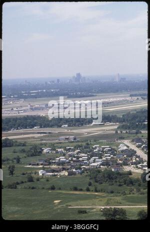 Ein Blick aus der Vogelperspektive auf ein Viertel in der Nähe von S Hamilton Rd und S Rocky Fork Dr in Gahanna, Ohio. Im Zentrum befindet sich der John Glenn Columbus International Airport. Das Foto zeigt die umliegenden Wohn- und Industriegebiete und zeigt einen Südwestblick auf die Innenstadt von Columbus. Stockfoto