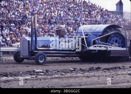 Das Fahrzeug mit dem Namen City Slicker tritt auf der Ohio State Fair in einem Traktor-Pull an. Die Osttribüne ist voll von Zuschauern, die den Wettbewerb beobachten. Stockfoto
