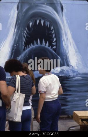 Besucher der Ohio State Fair stehen neben einem Bild eines großen weißen Hais, der aus dem Wasser auftaucht und an den Film „Jaws“ aus dem Jahr 1975 erinnert. Stockfoto