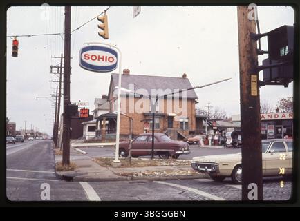 Blick auf die Tankstelle Parsons and Jenkins Sohio, die sich im November 1976 an der Kreuzung von Parsons Avenue und East Jenkins Avenue befand. Der Manager der Station war damals Bob Smallwood. Stockfoto