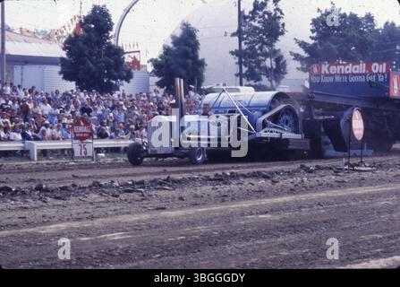 City Slicker tritt beim Tractor Pull Contest auf der Ohio State Fair an, wo die Besucher voll sind. Die Veranstaltung, die auf dem East Grandstand stattfindet, beinhaltet eine Werbung für Kendall Oil. Stockfoto