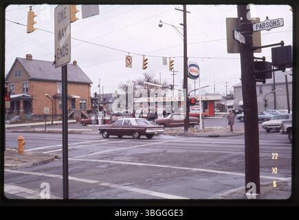 Diese Ansicht von 1976 zeigt die Tankstelle Parsons und Jenkins Sohio an der Kreuzung von Parsons Avenue und East Jenkins Avenue. Bob Smallwood war damals der Bahnhofsleiter. Das Bild sieht nordöstlich in Richtung der Tankstelle und zeigt die Lage der Tankstelle in Bezug auf die umliegenden Straßen. Stockfoto