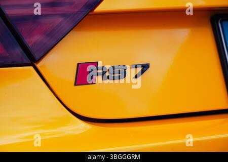 Vilnius, Litauen - 31 05.05.2025 - Nahaufnahme des RS7-Emblems auf dem Heck eines senffarbenen Audi Sportwagens Stockfoto