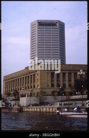 Ein Blick auf den Battelle Riverfront Park im Jahr 1986, mit Blick in Richtung Nordosten in Richtung der Küste des Scioto River. Das Federal Building und das American Electric Power (AEP) Gebäude sind im Hintergrund zu sehen, mit Pontons und Motorbooten, die entlang der Küste angedockt sind. Stockfoto