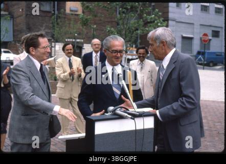 Die Einweihungszeremonie für Arch Park fand am 6. Juni 1980 statt, an der der Bürgermeister von Columbus Tom Moody, der Präsident von C&SOE Ben T. Ray und der Direktor von Columbus Parks und Recreation Melvin Dodge teilnahmen. Der Park enthält den einzigen noch erhaltenen Bogen der dritten Union Station, der von dem Architekten Daniel Hudson Burnham entworfen und 1897 eröffnet wurde. Der Bogen im Beaux Arts-Stil war Teil der Eingangsfassade an der North High Street. Der Bogen wurde nach dem Abriss der Union Station im Jahr 1976 auf den Marconi Boulevard und die West Hickory Street verlegt. Stockfoto