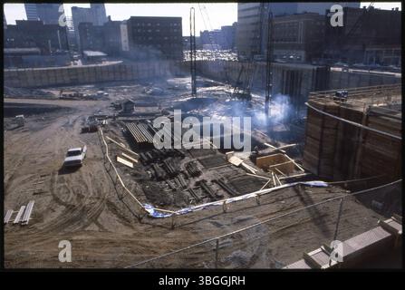 Eine Ansicht von 1986 auf die Baustelle für drei Nationwide Plaza und das Gebäude der Arbeitervergütung in Columbus. Das Workers' Compensation Building wurde 1988 fertiggestellt und erhielt den Namen William Green Building nach dem Arbeiterführer. Stockfoto