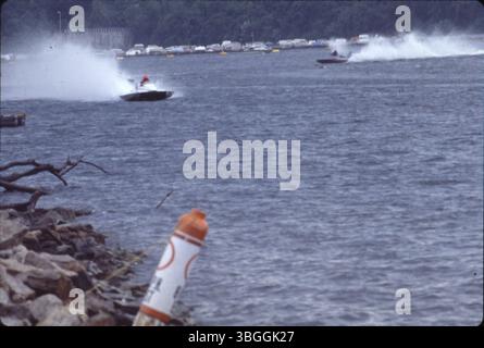 Zwei Wasserflugzeuge fahren entlang des Scioto River und erzeugen große Wasserspritzer. Der Griggs-Staudamm ist in der oberen linken Ecke des Fotos zu sehen. Die Buckeye Cup Regatta, ein jährliches Rennen, fand über dem Griggs Dam am Fluss statt. Stockfoto