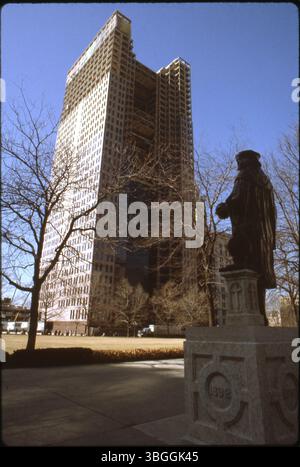 Das Huntington Center befindet sich 1984 im Bau mit Blick auf die Christopher Columbus Statehouse-Statue. Das Gebäude wurde 1985 als bedeutendes Wahrzeichen in der Innenstadt von Columbus eröffnet. Stockfoto