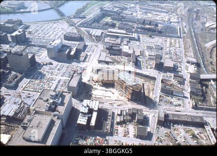 Eine Luftaufnahme von ca. 1975 des nördlichen Teils der Innenstadt von Columbus, die einen Nationwide Plaza im Bau zeigt. Die Ohio Penitentiary Grounds sind im oberen Teil sichtbar. Der Spatenstich erfolgte im Juli 1974 und das Gebäude wurde 1978 fertiggestellt. Stockfoto