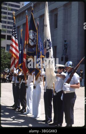 1980 steht vor dem Ohio Statehouse ein militärischer Farbenschutz. Die Wache repräsentiert die fünf Zweige der US-Streitkräfte: Armee, Marine, Marines, Air Force und Küstenwache. Die Mitglieder halten Fahnen und Gewehre, während sie Militäruniformen tragen. Stockfoto