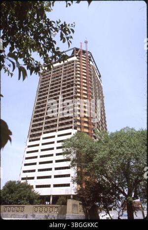 Das Gebäude von American Electric Power (AEP) befindet sich 1982 im Bau. Das Gelände befindet sich zwischen Spring Street, Long Street und Marconi Boulevard in der Innenstadt von Columbus. Der Spatenstich erfolgte am 11. März 1981 und das Gebäude wurde am 7. Oktober 1983 eingeweiht. Das Bundesgericht ist im Hintergrund am 85 Marconi Boulevard zu sehen. Stockfoto