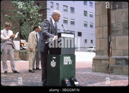 Melvin Dodge, Director of Columbus Parks and Recreation, spricht über die Einweihung des Arch Park am 6. Juni 1980, der den letzten noch erhaltenen Bogen der Union Station, entworfen von Daniel Burnham, bewahrt hat. Stockfoto