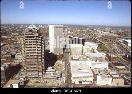Eine Luftaufnahme der Innenstadt von Columbus mit Blick nach Norden auf der North High Street im Jahr 1988. Das Gebäude des Ohio Bureau of Workers' Compensation, das sich im Bau befindet, befindet sich in der West Spring Street 30 und ist auf dem Bild besonders zu sehen. Stockfoto