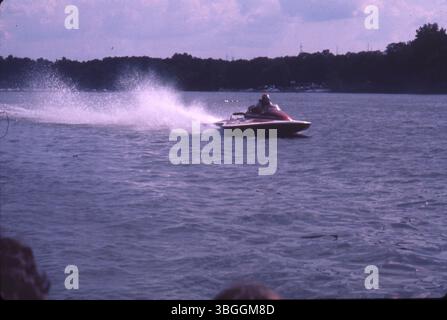 Ein Blick auf ein rotes Wasserflugzeug, das den Scioto River beschleunigt. Die Buckeye Cup Regatta war ein jährlich stattfindendes Bootsrennen auf dem Scioto River oberhalb des Griggs Dam Stockfoto