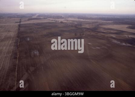 Im Februar 1981 wurde ein Blick nach Norden über landwirtschaftliche Felder in der Nähe der Kreuzung von I-270 und Georgesville Road aufgenommen. Die Georgesville Road verläuft horizontal über das Bild. Das Bild bezieht sich auch auf die Umzonung von 57,5 Acres für Produktionszwecke gemäß der City of Columbus Ordinance 670–81. Stockfoto