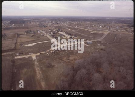 Eine Luftaufnahme vom Februar 1981, die das Entwicklungsgebiet Smoky Ridge Estates zeigt. Das Bild zeigt den Seabright Drive, die Squirrel Hill Unterteilung und die frühen Häuser am Hamrock Drive, Gantry Court und Renford Court in Columbus, mit Plänen für eine Wohnsiedlung in Vorstädten. Stockfoto