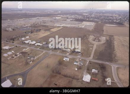 Im Februar 1981 zeigt eine Luftaufnahme den offenen Bereich, der zu Camellia Court Apartments am Beth Ann Drive ausgebaut werden sollte. Die Obetz Road verläuft am unteren Rand des Fotos, mit der Good Shepherd Community Church im Norden. Das Great Southern Shopping Center befindet sich links oben, parallel zur South High Street. Stockfoto
