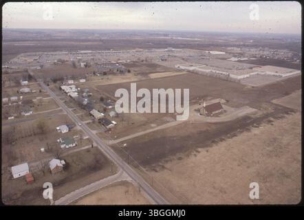 Im Februar 1981 zeigt eine Luftaufnahme die offene Fläche am Beth Ann Drive, die bald zu den Camellia Court Apartments ausgebaut werden soll. Das Foto zeigt auch die Obetz Road, die Good Shepherd Community Church und das Great Southern Shopping Center in der Nähe der South High Street. Stockfoto