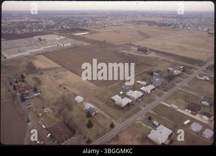 Im Februar 1981 fängt eine Luftaufnahme die offene Fläche am Beth Ann Drive vor der Entwicklung der Camellia Court Apartments ein. Die Obetz Road ist unten rechts zu sehen, die Good Shepherd Community Church und die Southland Mall sind in der Nähe zu sehen. Das Land wurde von institutionellen zu Wohnanlagen mit geringer Dichte umzont, was den Beginn einer neuen Wohnsiedlung in der Gegend markierte. Stockfoto