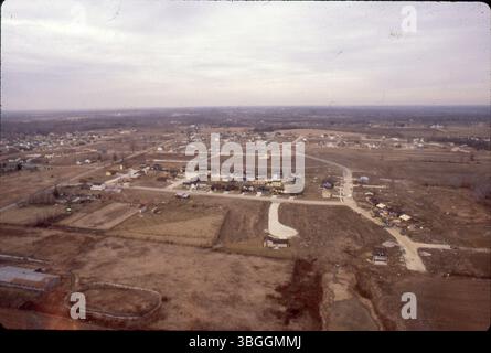 Im Februar 1981 fängt eine Luftaufnahme die Entwicklung der Smoky Ridge Estates ein, die nach Nordwesten blickt und Straßen wie Hamrock Drive und Seabright Drive zeigt. Frühe Häuser in der Squirrel Hill-Unterteilung sind sichtbar. Das Gebiet wurde umzoniert, um neue Häuser und Vorstädte in der wachsenden Gemeinde zu beherbergen. Stockfoto