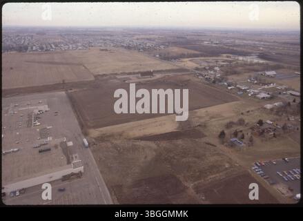 Ein Luftbild vom Februar 1981 zeigt den zukünftigen Standort der Camellia Court Apartments am Beth Ann Drive mit Obetz Road, Good Shepherd Community Church und Southland Mall. Stockfoto