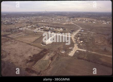Eine Luftaufnahme der Smoky Ridge Estates im Februar 1981 mit Seabright Drive, frühen Häusern am Gantry Court und Renford Court, Hamrock Drive und der Kreuzung mit der Smoky Row Road. Das Gebiet wurde umzoniert, um die Wohnsiedlung zu fördern. Stockfoto