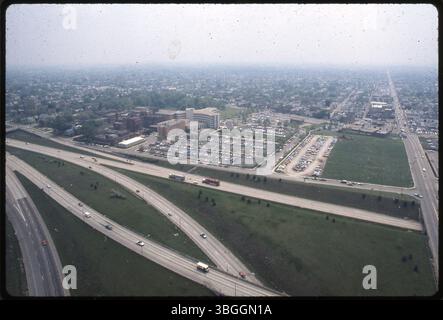 Dieses Luftbild aus dem Jahr 1978 zeigt das Columbus Children's Hospital in der Nähe der Parsons Avenue und der I-70. Das Krankenhaus, das 2007 zum Nationwide Children's Hospital wurde, ist ein wichtiger Gesundheitsdienstleister für Kinder in der Region. Stockfoto