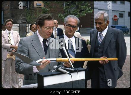 Die Einweihungszeremonie im Arch Park fand am 6. Juni 1980 statt, an der der Bürgermeister von Columbus Tom Moody, der Präsident von C&SOE Ben T. Ray und der Direktor von Parks and Recreation Melvin Dodge teilnahmen. Der Park beherbergte den letzten noch erhaltenen Bogen der Third Union Station, der von Daniel Hudson Burnham entworfen wurde. Der Bogen, ein Teil der Beaux Arts-Fassade, wurde nach dem Abriss des Bahnhofs 1976 verlegt. Arch Park liegt am Marconi Boulevard und West Hickory Street. Stockfoto