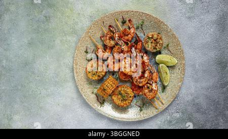 Tigergarnelen auf Spießen, Garnelenkebab, mit Mais, gebraten, hausgemacht, keine Personen Stockfoto