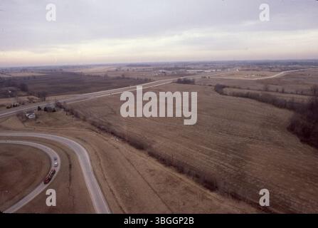 Eine Luftaufnahme des Entwicklungsgebiets Georgesville Road, aufgenommen im Februar 1981. Das Bild zeigt landwirtschaftliche Felder, die Ausfahrt und Einstiegsrampen der I-270 in der unteren linken Ecke und die Georgesville Road, die horizontal verläuft. Bolton Field's Start- und Landebahn ist in der Entfernung sichtbar. Die Erschließung umfasste die Umzonung von 57,5 Hektar Land von Wohn- und Gewerbeflächen bis zur Produktion. Stockfoto