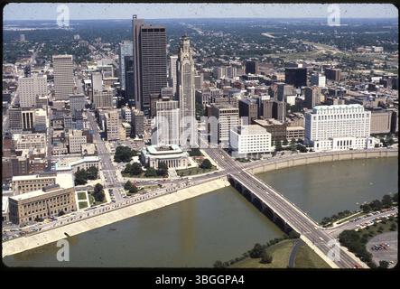 Ein Blick aus der Vogelperspektive von 1979 nach Südosten über die Innenstadt von Columbus und die Broad Street Bridge über den Scioto River. Zu den Gebäuden gehören das Federal Building, das Rathaus, der Leveque Tower und der James A. Rhodes State Office Tower. Stockfoto