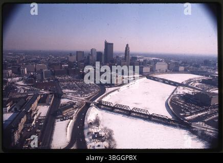 Ein Winterblick aus der Vogelperspektive südöstlich der Innenstadt von Columbus im Jahr 1978. Der Scioto River ist von Eis und Schnee gefroren und wird von einer Eisenbahnbrücke, der Broad Street Bridge und der Town Street Bridge überspannt. Das südliche Ende des Ohio Penitentiary befindet sich in der unteren linken Ecke. Stockfoto