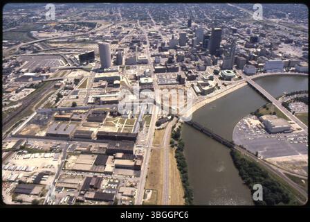 Ein Blick aus der Vogelperspektive auf den nördlichen Teil der Innenstadt von Columbus mit Blick nach Osten über den Scioto River. Sichtbare Wahrzeichen sind das Ohio Penitentiary, das Franklin County Veterans Memorial und mehrere Regierungsgebäude wie das Joseph P. Kinneary United States Courthouse und das Columbus City Hall. Bemerkenswerte Brücken sind die Broad Street Bridge und eine Eisenbahnbrücke. Stockfoto