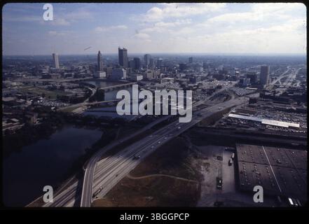 Aus der Vogelperspektive aus dem Jahr 1979 blickt man in Richtung Nordosten auf die Innenstadt von Columbus, wobei Teile von Franklinton und der Brewery District sichtbar sind. Der Scioto-Fluss biegt sich von links unten in die Mitte. Die Interstate Route 70/71 verläuft von links unten nach rechts. Unten rechts befindet sich das A&P Warehouse, einst Chesapeake Storage Company, an der 349 West Mound Street. Stockfoto