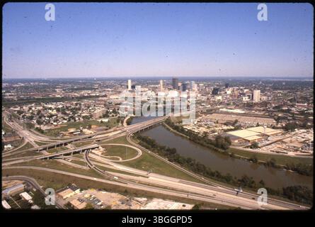 Eine Luftaufnahme aus dem Jahr 1981, die Franklinton, die Innenstadt von Columbus und den Brewery District mit Blick nach Nordosten zeigt. Der Scioto River verläuft durch das Bild, mit wichtigen Sehenswürdigkeiten wie Hertz Truck Rental auf der Sullivant Avenue. Stockfoto